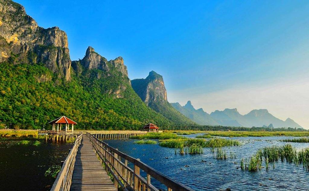 Der Name Khao Sam Roi Yot bedeutet Berg mit 300 Gipfeln, welches die Landschaft recht gut beschreibt. Die Berge erheben sich bis zu 605 Meter Höhe direkt aus dem Golf von Thailand.