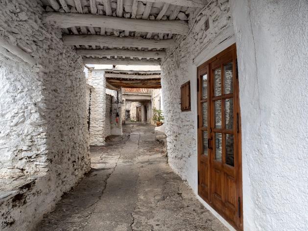 schönsten Regionen der Alpujarra von Granada. Die weißen Dörfer mit ihrer interessanten Architektur sind ausgesprochene Perlen, die sich ihren Charme bis heute bewahrt haben.