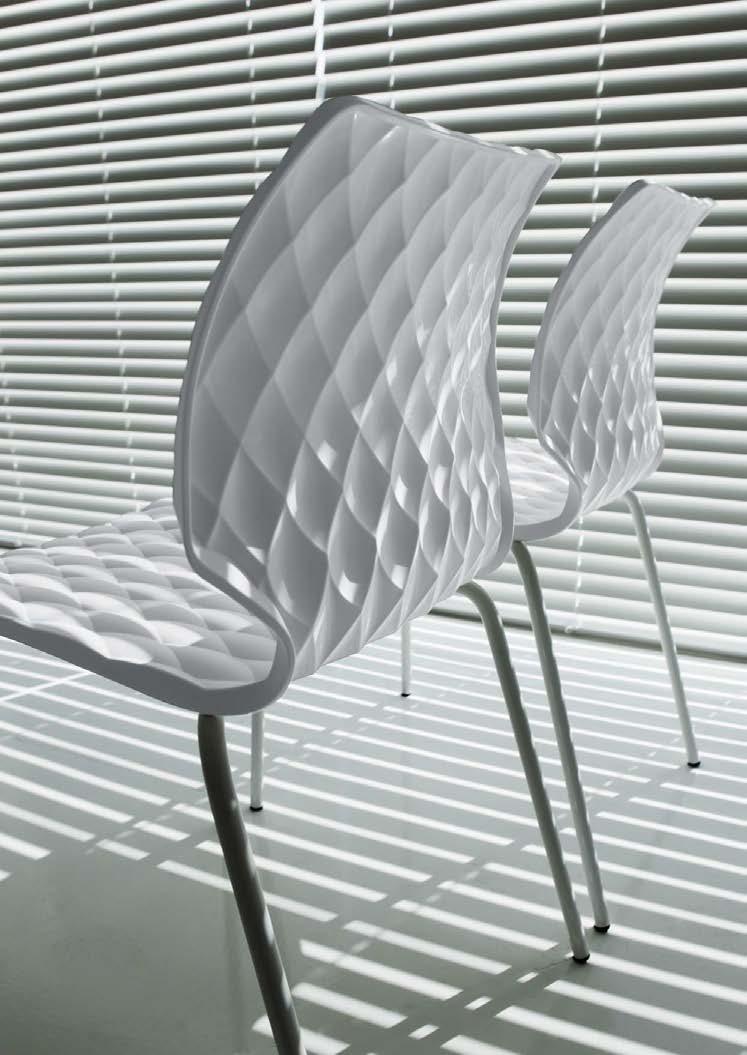 White polypropylene shell 4 legs, steel frame painted in RAL 9010 white.
