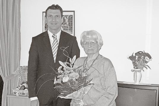 Er überbrachte ihr Blumen und die Glückwünsche der Gemeinde.
