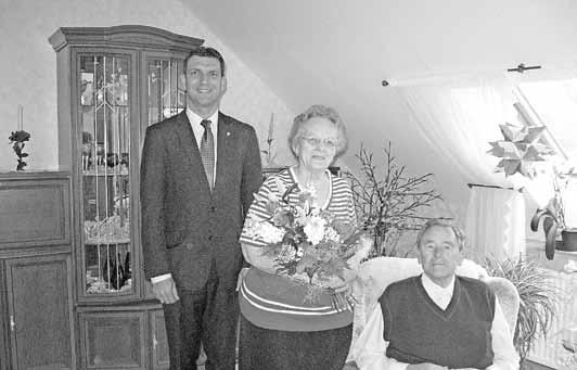 Nr. 6/2013-19 - Auch am 30. Mai wurde Diamantene Hochzeit gefeiert. Familie Friedrich und Irmgard Schröder erhielt Besuch vom Bürgermeister, der die Glückwünsche der Gemeinde überbrachte.