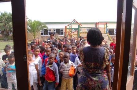 Die Schulleiterin Frau Gaoses empfing uns sehr freundlich und war sofort bereit über ihre Schule zu berichten und einen Rundgang zu machen.