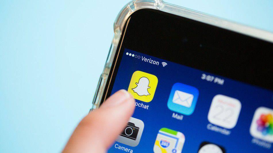 BILDERKENNUNGSFILTER BEI SNAPCHAT Der US-amerikanische Instant-Messaging-Dienst Snapchat hat eine Reihe von Filtern entwickelt, die auf Bilderkennung basieren.