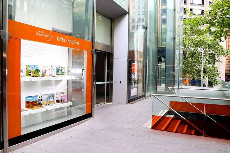 MARKTPLATZ IM SCHAUFENSTER Die australische Bank ING eröffnet in Sydney im Rahmen der Kampagne Gifts That Give einen Pop-up-Shop, in dem Kunden per Smartphone Produkte kaufen können, die den sozialen