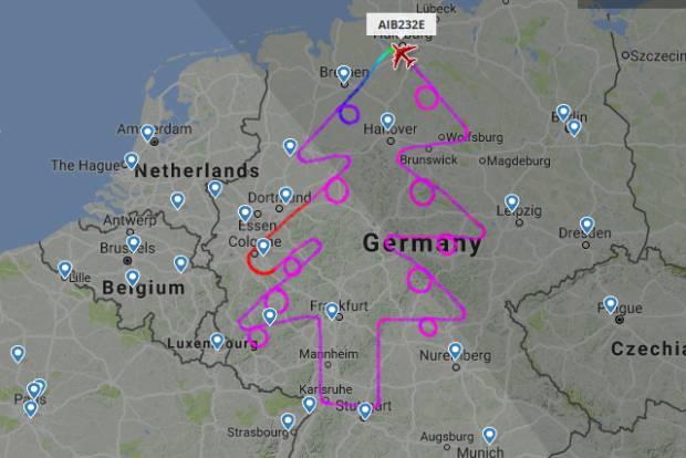 WEIHNACHTSBAUM AUF DEM FLUGRADAR Die Flugverfolgungswebsite Flightradar24 hat über einen vorweihnachtlichen Sonderflug einer A380 von Airbus getwittert und festgestellt, dass die Route der Maschine