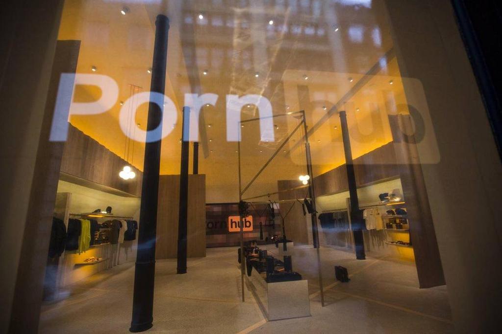 PORNOPLATTFORM ERÖFFNET LOKALES GESCHÄFT Die Webplattform Pornhub hat in New York ihr erstes Geschäft eröffnet und überträgt das dortige Geschehen von einem Bett aus in Echtzeit.