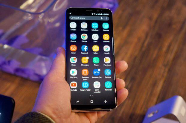 AKKU MIT GRAPHEN LÄDT SMARTPHONE IN REKORDZEIT Der südkoreanische Elektronikhersteller Samsung hat einen Akku entwickelt, der ein Smartphone in nur zwölf Minuten auflädt.