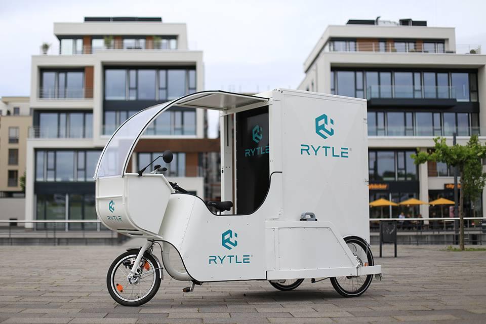 RYTLE VERBINDET LASTENRAD MIT MINI-HUB Das Bremer Unternehmen Rytle kombiniert seine Movr -Lastenräder mit städtischen Mini-Hubs und Boxen zu einem ganzheitlichen, transparenten Logistikkonzept.