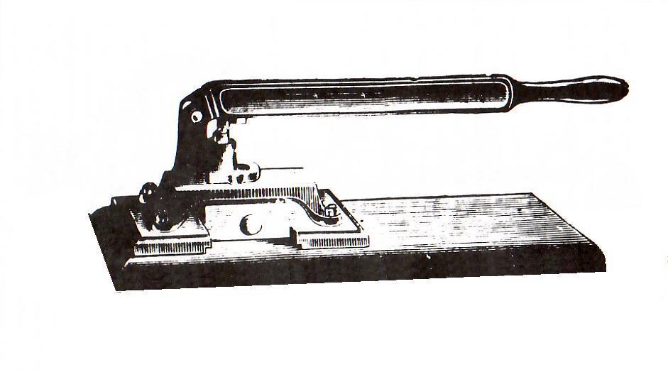 4.2.1.3 Presskrafterzeugung mittels Hebel Die erste Tablettenmaschine vom BROCKENDONschen Grundtyp, bei der zur Presskrafterzeugung der Hebel eingesetzt wurde, war 1879 der von B. L.