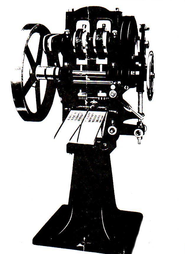 Eine andere Art der Leistungssteigerung war das sogenannte Zwillingssystem, das DÜHRINGS PATENTMASCHINENGESELL- SCHAFT erstmals 1902 unter der Bezeichnung "Automatische Zwillingskomprimiermaschine