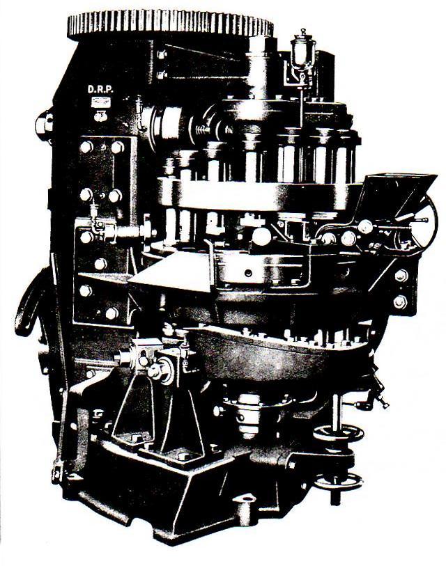 Damit der Pressdruck, der bei diesen Maschinen im Gegensatz beispielsweise zu Exzentertablettiermaschinen schon nicht mehr schlagartig einsetzte, noch abgestufter auf das Pressgut einwirken konnte,