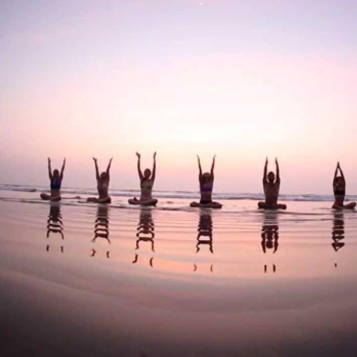 FOTOS: WARI OM (2), FLORIAN REITLINGER (1) D ie Yogalehrerausbildung ist ein systematisches und ganzheitliches Training für Körper, Geist & Seele und schafft eine solide Grundlage für deine eigene