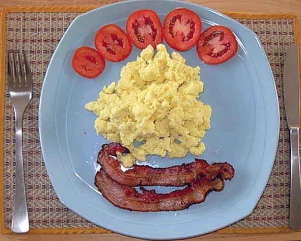 Frühstück Breakfast Dishes Rührei mit Schinken, garniert mit