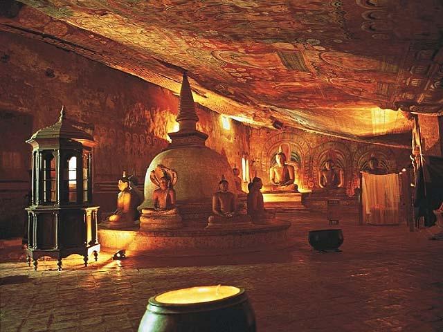 König Vattagamani Abhaya floh aus der ersten Hauptstadt des Reiches, nach Dambulla. Dort fand er während der kommenden 14 Jahre Schutz in den Höhlen.