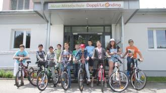 Der ortsansässige Fahrradhändler überprüfte die Fahrräder der Schülerinnen und Schüler und des Lehrpersonals.