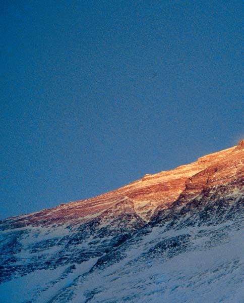 TEMA MESECA Tri desetletja Zahodnega grebena Everesta Mateja Pate Zgodovina poskusov osvajanja Everesta sega v leto 1921, ko so se okoli njega začeli smukati Britanci.