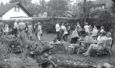 Und wie das Wetter besser war: An dem strahlendem Hochsommertag im Juli kamen die Gäste gerne zu Christas großer Gartenparty, um den 80.