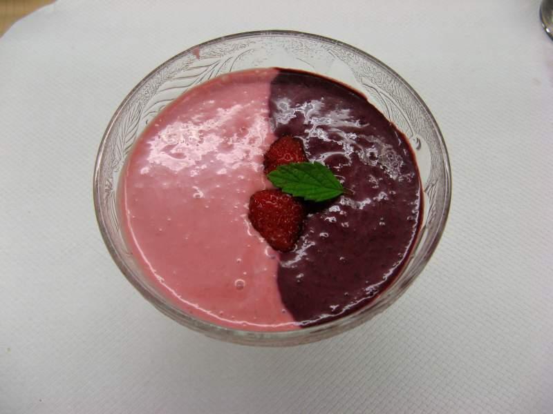 Domino-Crème Zutaten: 200g Erdbeeren 200g Heidelbeeren (ersatzweise schwarze Johannisbeeren) 400g Quark 5EL Assugrin Süsspulver (od.