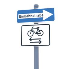 Am anderen Ende der Straße werden die einfahrenden Autofahrer dann mit einem Zusatzschild auf den entgegenkommenden Radverkehr hingewiesen.