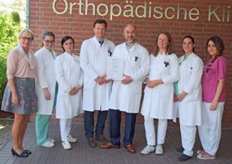 Benedikt Leidinger und Sektionsleiter Pascal Biesenbach präsentierten mit ihrem Team stolz die Auszeichnung. Die Fußchirurgie hat eine lange Tradition in Volmarstein, so Dr. Leidinger. Mit dem Zertifikat wird nun unsere hoch professionelle Arbeit bestätigt.