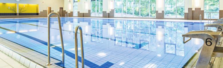 Aqua-Fitness Bewegte Wassergymnastik geeignet für Anfänger*innen und Fortgeschrittene Sportliche Betätigung im Wasser trainiert den gesamten Bewegungsapparat. Dabei werden Gelenke und Sehnen geschont.