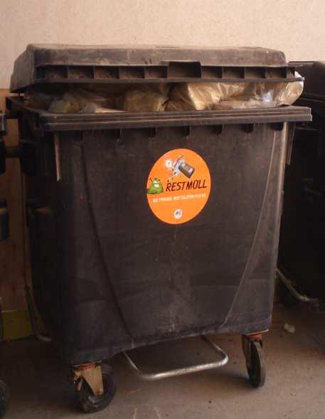 Abfallsammelstelle - Sammlung am Arbeitsplatz - Reinigungspersonal bringt