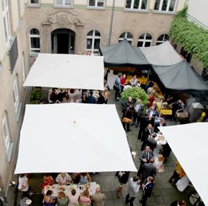 KANZLEI-NEUIGKEITEN Mit rund 120 Gästen feierte unser Büro in Berlin Ende Juni das traditionelle Hoffest im Straßmannhaus.