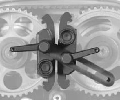 Verschraubung der Spannrolle lösen. Zahnriemen spannen, hierzu Spannrolle mit einer Kraft von 2,5-4,0 Nm gegen Uhrzeigersinn drehen (Gates Werkzeug 4577 + Drehmomentschlüssel).