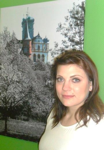Mein Name ist Carina Neumeier, Wohnbereichsleitung 1. Stock Ich bin 25 Jahre alt und komme aus Unterrimbach. Meine Ausbildung absolvierte ich von 2009 2012 im Haus.