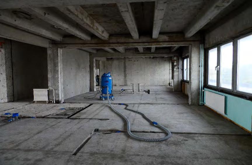 Gefährdungs- und Risikobewertung für Asbest Asbest-Befunde Fest gebunden: als Floor-Flex-Platten unter Linoleum und asbesthaltiger Kleber auf Betonestrich,