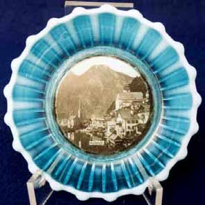 Abb. 2004-4/131 Schälchen Blue Pearline eingeklebtes Foto Hallstatt (Salzkammergut) blaues Glas mit Anlauffarbe, H 3,2 cm, D 13 cm eingepresste Marke R d 130643 vom 30.8.1889 s.a. Abb.