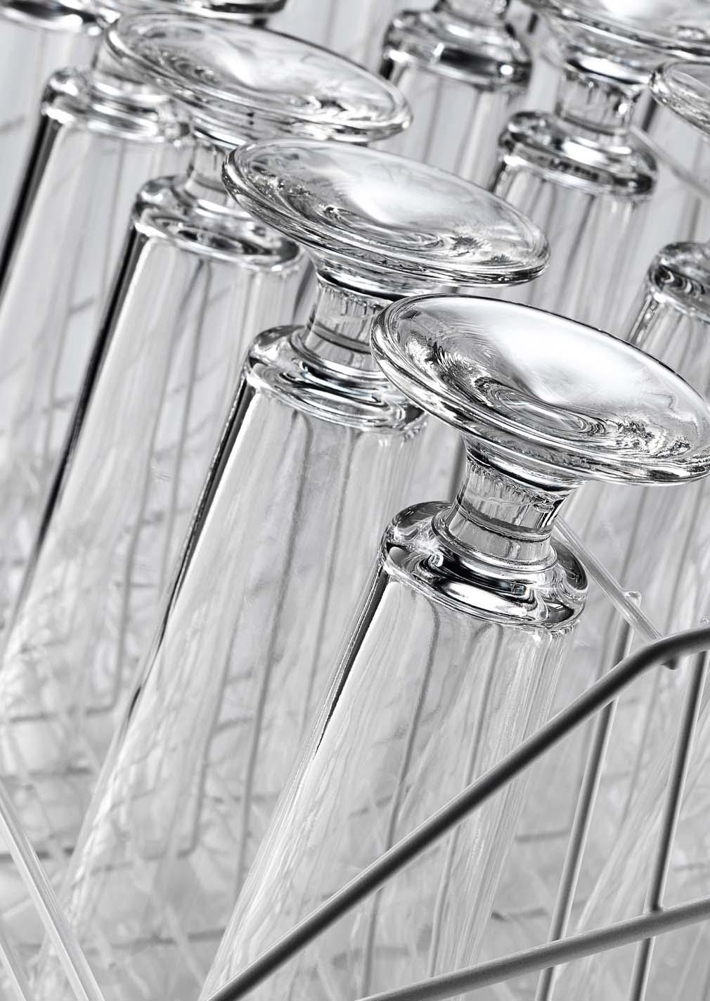 Unsere Lösung: Gläserkörbe mit Schrägstellung Nicht bei schrägem Stand! Durch die Schrägstellung der Gläser im Drahtgitter- oder Kunststoffkorb wird ein optimales Spül- und Trocknungsergebnis erzielt.