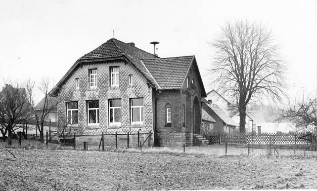 In einem Anbau im Haus Im Unterdorf 10 verkaufte Marie Remmers nach dem Krieg bis Ende der vierziger Jahre Milch, Käse und Sahne. Die letzten Milchläden schlossen 1968 in Lauenau und 1972 in Hülsede.