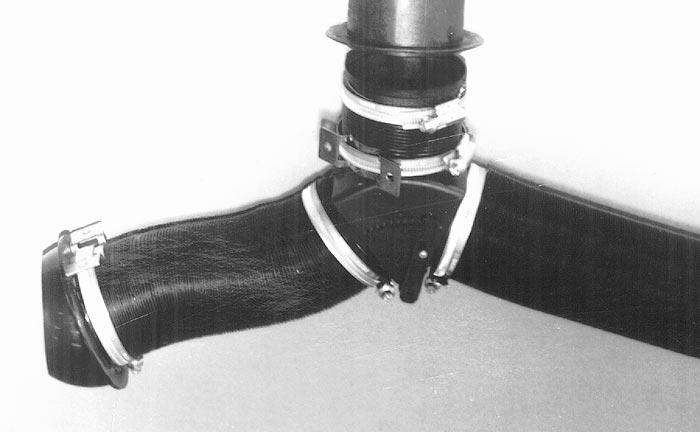 Konsole befestigen - Flexibles Rohr (50 mm lang) (5/5) auf Verteilereingang aufstecken und mit Schlauchschelle inkl.