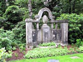 In jede Grabstelle kann entweder ein Sarg oder eine Urne beigesetzt werden. In einer Rasenpflegereihengrabstätte kann nur ein Sarg beigesetzt werden.