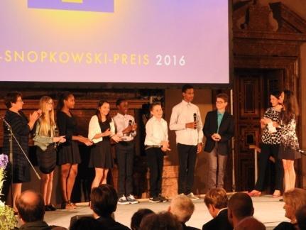 Als zweiter Preisträger war die Willi-Ulfig-Mittelschule an der Reihe. Ein kurzer Film informierte das Publikum über das Regensburger Projekt. Die Religionsgruppe der 6.
