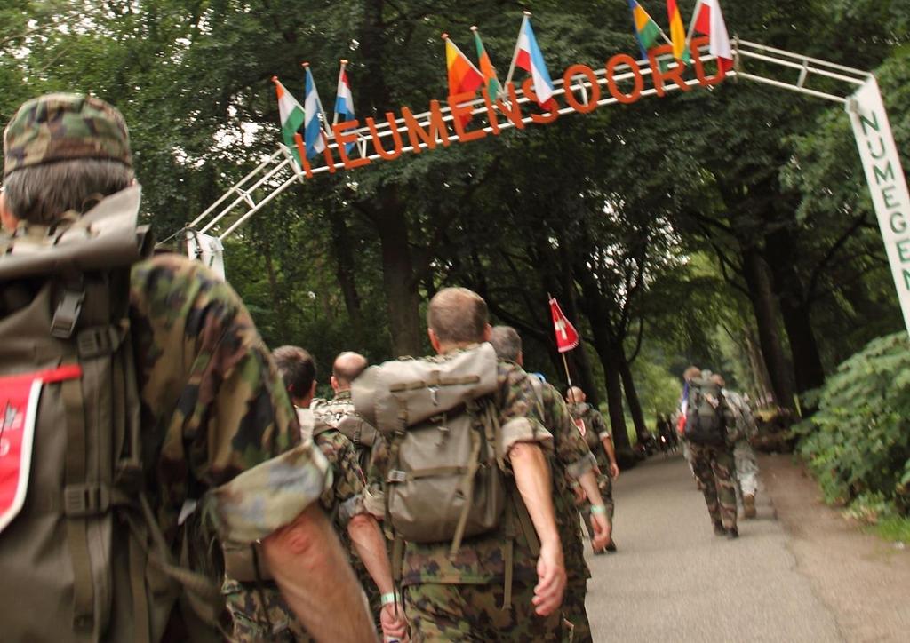 Eine starke Militärmarschgruppe der WSG Schwyz Camp Heumensoord wir kommen Wünsche Allen ein