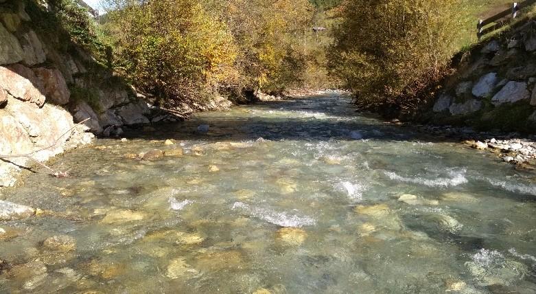 Flussab folgt etwa 3 km unterhalb die Wasserfassung für das KW Spannberg (passierbar), auch flussauf treten in unmittelbarem Umfeld