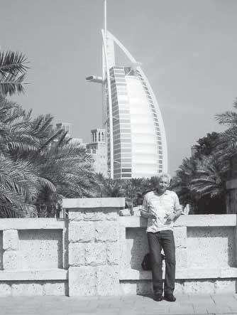 KLUBOVÉ VEČERY Jozef Macura pred najznámejším hotelom v Dubaji 12.