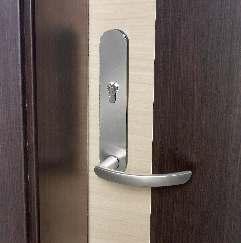 Ideale Türdrückerhöhe: 85 cm. Bei rollstuhlgerechten Türen ist eine Greifstange vorteilhaft, mit der die Tür nach dem Durchfahren zugezogen werden kann.