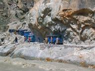 ) Gerlinde Kaltenbrunner beißt sich durch. Impressionen von Annapurna I (u.), Gasher - brum I und der Shisha Pangma-Südwand (r.