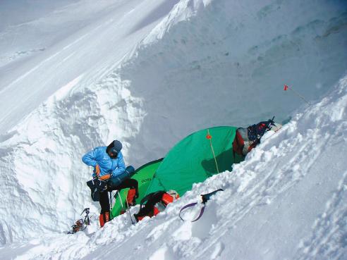 In vielen Medien wurde Kaltenbrunner gleich nach ihren ersten Achttausendern mit der bislang berühmtesten und erfolgreichsten Höhenbergsteigerin verglichen, der seit 1992 am Kangchenzönga