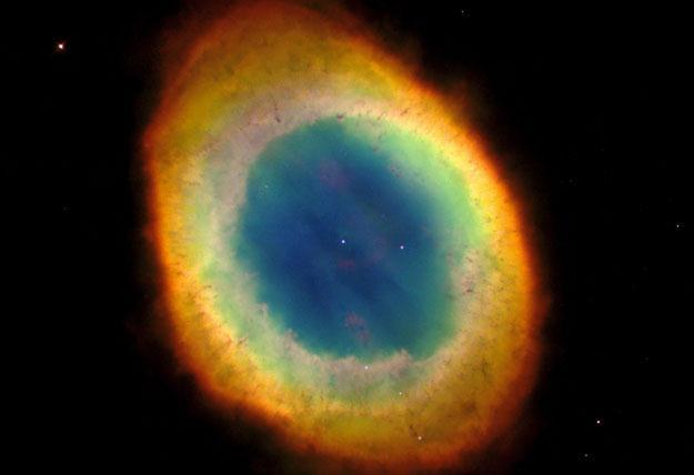 Ein planetarischer Nebel entsteht, wenn ein Stern wie unsere Sonne in seiner letzten Lebensphase seine äußere Hülle ins ISM abbläst und dieses Material dann durch die intensive Strahlung des Sterns