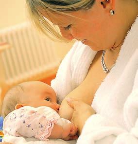3. Die Brust mit dem sogenannten C-Griff anbieten; die Brust liegt auf der Hand. 4. Um die Nase des Kindes freizuhalten, ziehen Sie den Po des Kindes näher an Ihren Körper.