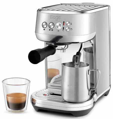 So schöne Bilder auf dem Cappuccino gelingen nur mit einer Siebträger-Kaffeemaschine. Wasserdampf schäumt die Milch in einem Kännchen auf. Das garantiert absolute Hygiene und Sauberkeit.