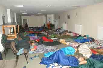 00 Uhr wurden wir von den polnischen Kameraden geweckt und aufgefordert, die Zelte zu verlassen und uns mit Schlafsack in den Schulungsraum des Lagergebäudes zu begeben.