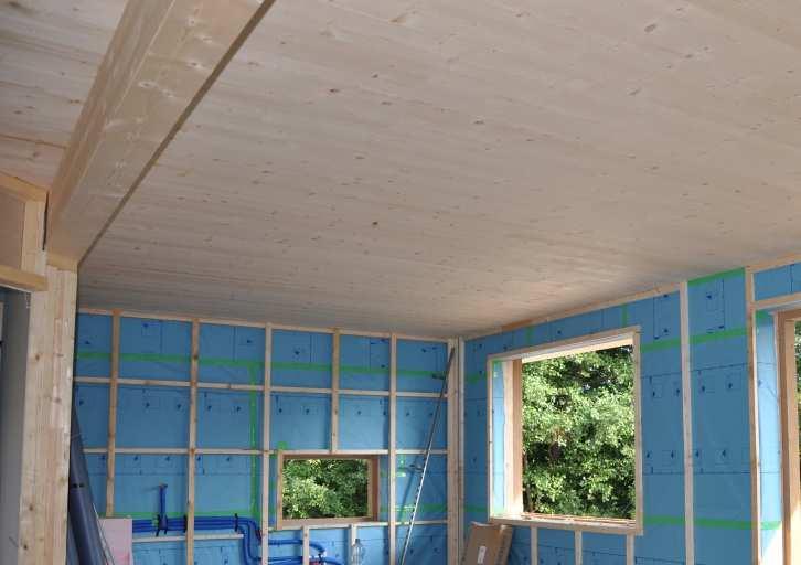Die tragenden Wandschotten (Innenwände und Trennwände) sowie die Deckenelemente werden in Brettsperrholzbauweise ausgeführt, während die nichttragenden Außenwände in Holzrahmenbauweise realisiert