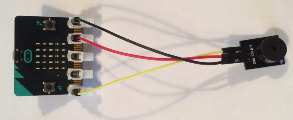 Sensoren und Aktuatoren, welche mit einer Spannung von 3V funktionieren, können direkt an der Stromversorgung des micro:bit angeschlossen werden.