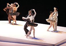 6 musik- / tanztheater Tanzen für die Liebe Roméo und Juliette in der Deutschen Oper Er fällt zwischen alle tühle und genau das zeichnet ihn aus.