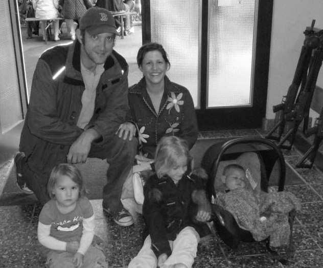 Es erscheint die ganze Familie: Shayne und Eva Phillips mit ihren drei Kindern.